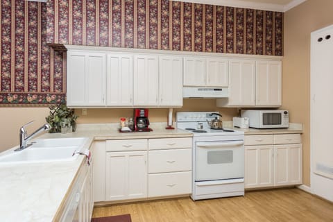 Classic Penthouse, 1 Bedroom | Private kitchen | Fridge, microwave, stovetop, dishwasher