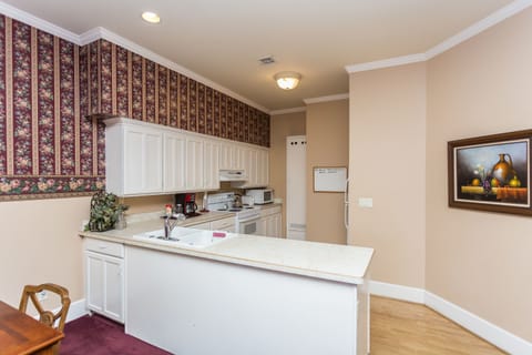 Classic Penthouse, 1 Bedroom | Private kitchen | Fridge, microwave, stovetop, dishwasher