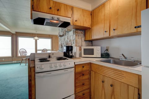 1 bedroom Queen Cottage w/kitchen, Ocean Pet Friendly | Private kitchen | Fridge, microwave, coffee/tea maker