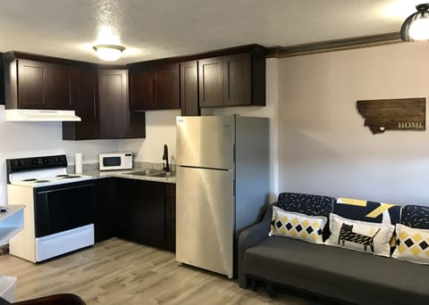 Comfort Suite, Lake View | Living room | Flat-screen TV