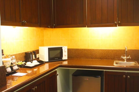 Suite, 1 Bedroom | Private kitchenette | Fridge, electric kettle