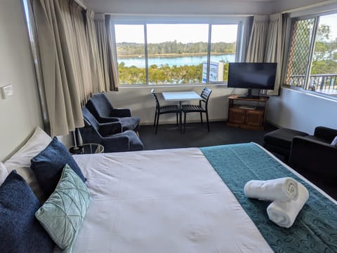 Riverview King Room	 | Laptop workspace, iron/ironing board, free WiFi, bed sheets