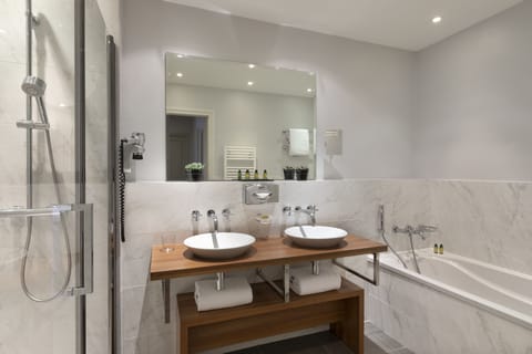 Suite - Chateau | Bathroom | Hair dryer, bathrobes, slippers, towels