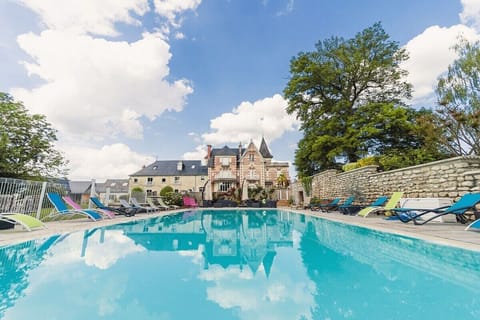 Indoor pool, seasonal outdoor pool, sun loungers