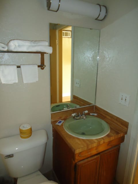 Standard Room, 1 Queen Bed, Smoking | Bathroom | Bathtub, free toiletries, towels