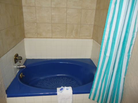 Standard Room, 1 Queen Bed, Non Smoking | Bathroom | Bathtub, free toiletries, towels