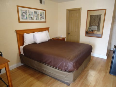 Standard Room, 1 Queen Bed, Smoking | Desk, free WiFi, bed sheets