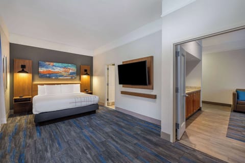 Suite, 1 Bedroom, Non Smoking (1 Kinged) | Premium bedding, in-room safe, desk, laptop workspace