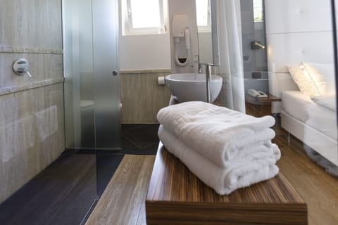 Superior Double Room, Lake View | Bathroom | Shower, free toiletries, hair dryer, bidet