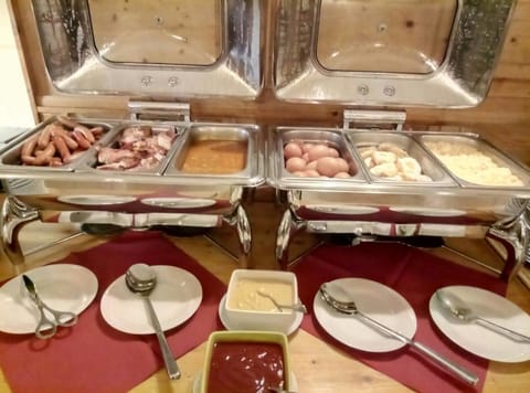 Daily buffet breakfast (CZK 250 per person)