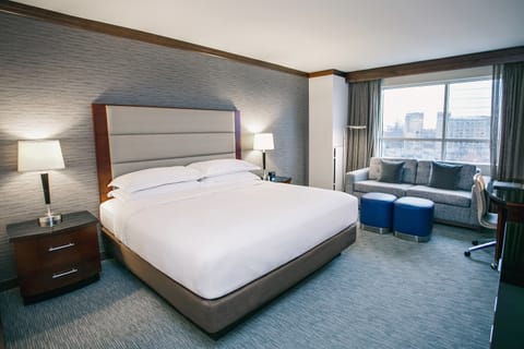 Executive Room, 1 King Bed, Business Lounge Access | Premium bedding, pillowtop beds, in-room safe, desk