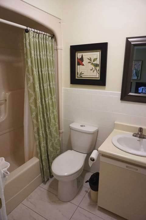Comfort Twin Room, 1 Bedroom | Bathroom | Combined shower/tub, free toiletries, hair dryer, slippers