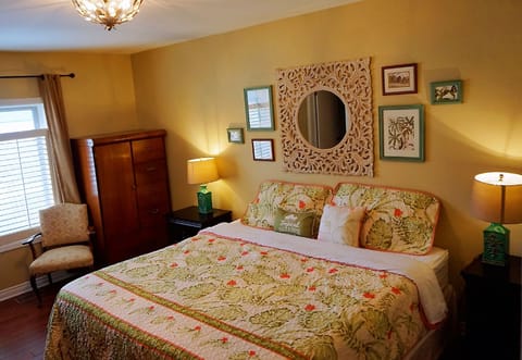 Design Room, 1 King Bed | Individually decorated, desk, free WiFi