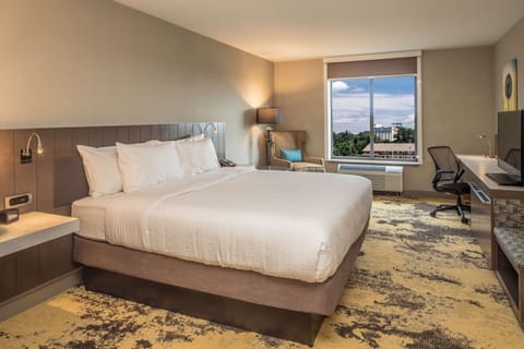 Premium bedding, in-room safe, desk, laptop workspace