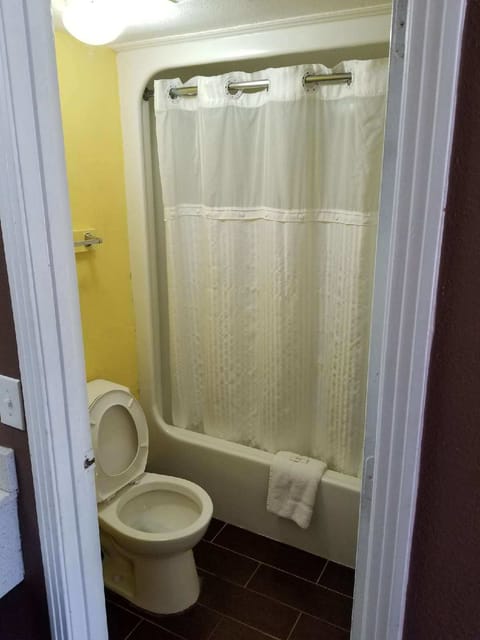 Combined shower/tub, towels