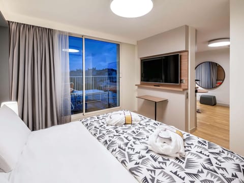 Privilege, Deluxe Room, 1 Double Bed, Terrace | Premium bedding, down comforters, pillowtop beds, minibar