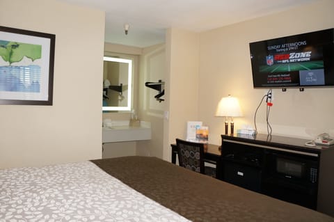 Standard Room, 1 King Bed | Desk, iron/ironing board, free WiFi