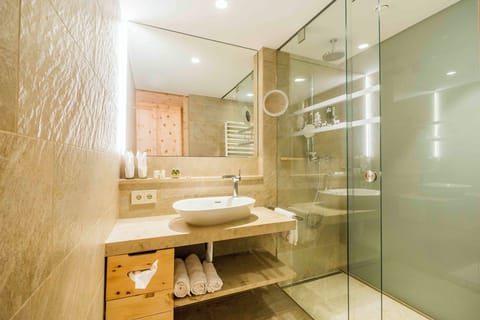 Comfort double room wild oak 29sqm | Bathroom | Free toiletries, hair dryer, bathrobes, slippers