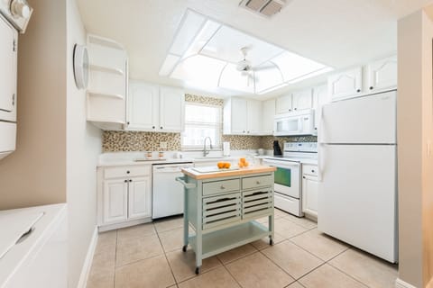 Townhome, 3 Bedrooms, Partial Ocean View | Private kitchen | Fridge, microwave, oven, stovetop