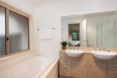 4-Bedroom, 4-Bathroom House | Bathroom | Free toiletries, hair dryer, towels, soap