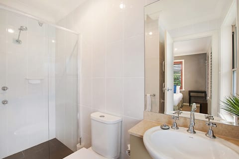 4-Bedroom, 4-Bathroom House | Bathroom | Free toiletries, hair dryer, towels, soap