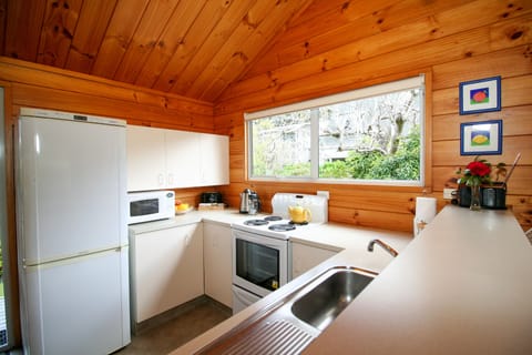 Cottage, 2 Bedrooms | Private kitchen | Microwave, coffee/tea maker, electric kettle