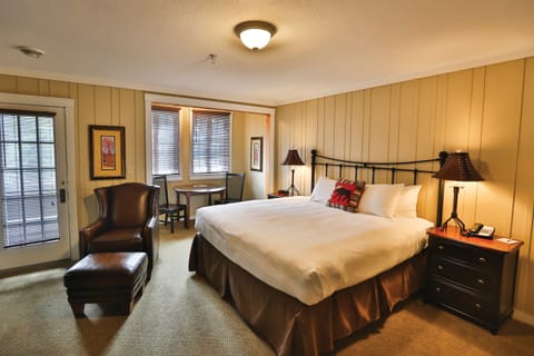 Standard Room, 1 King Bed (Studio Lodge Room) | 1 bedroom, desk, iron/ironing board, bed sheets