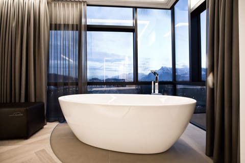 Deep soaking bathtub