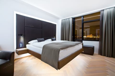 Standard Double Room | Hypo-allergenic bedding, minibar, in-room safe, desk