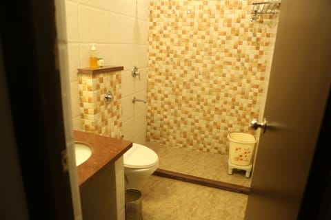 Superior Room  | Bathroom | Shower, free toiletries, bidet, towels