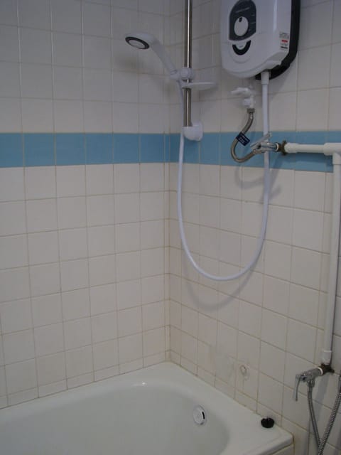 Standard Twin Room | Bathroom shower