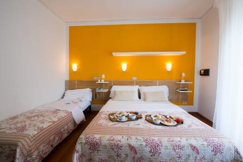 Triple Room | In-room safe, desk, iron/ironing board, free WiFi