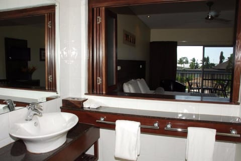 Executive King Room | Bathroom | Shower, free toiletries, hair dryer, towels