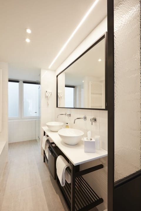 Superior Double Room (Plus) | Bathroom | Free toiletries, hair dryer, towels