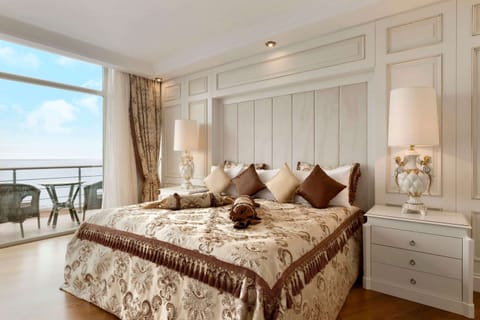 Suite, 1 Queen Bed | Premium bedding, minibar, in-room safe, desk