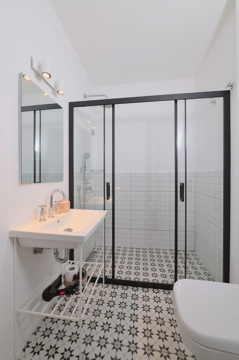 Standard Twin Room | Bathroom | Shower, designer toiletries, hair dryer, slippers