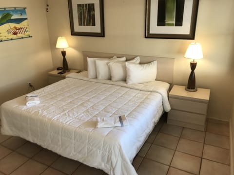 Room, 1 King Bed, Refrigerator & Microwave, Courtyard View (1st Floor) | Down comforters, in-room safe, iron/ironing board, free WiFi