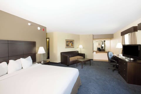 Deluxe Studio Suite, 1 King Bed | Desk, laptop workspace, blackout drapes, soundproofing