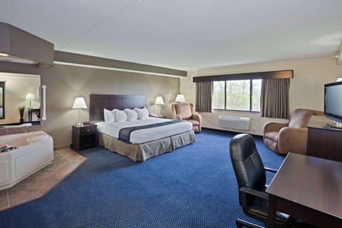 Deluxe Room, 1 King Bed | Desk, laptop workspace, blackout drapes, soundproofing