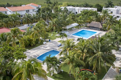 2 outdoor pools, sun loungers