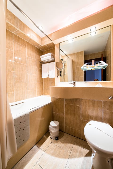 Executive Suite | Bathroom | Combined shower/tub, designer toiletries, hair dryer, towels