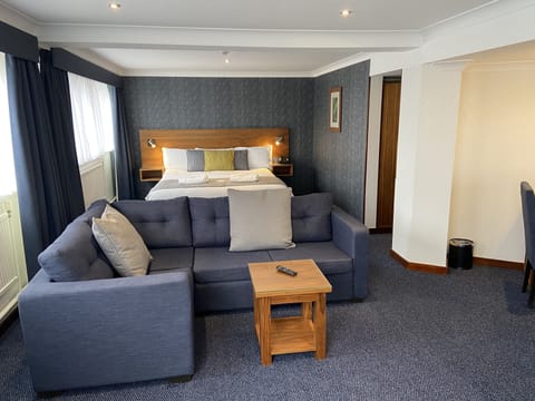 Executive Suite | In-room safe, desk, blackout drapes, free WiFi