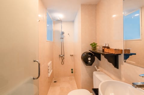 Deluxe Sea Front Twin  | Bathroom | Shower, free toiletries, hair dryer, slippers