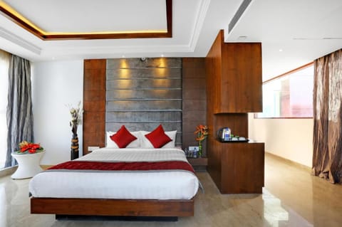 Icon Executive | Egyptian cotton sheets, premium bedding, Tempur-Pedic beds, in-room safe