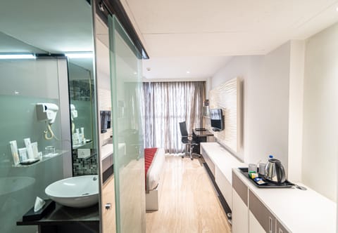 Standard Studio, 1 Double Bed, Ensuite, City View | Bathroom | Shower, rainfall showerhead, free toiletries, hair dryer