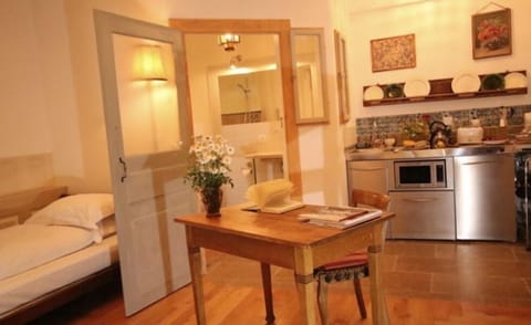 Deluxe Studio | Private kitchenette | Microwave, stovetop, coffee/tea maker, toaster