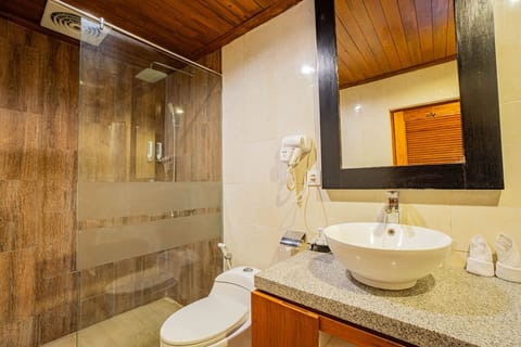 Junior Suite | Bathroom | Combined shower/tub, deep soaking tub, free toiletries, hair dryer