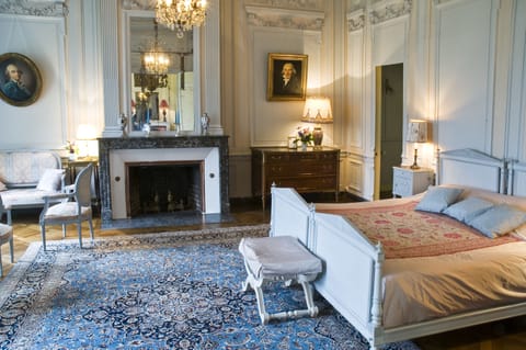 Deluxe Suite | Premium bedding, desk, free WiFi