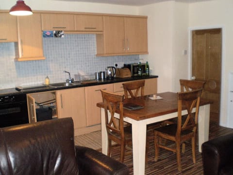 Apartment, 2 Bedrooms | Private kitchen | Fridge, microwave, oven, stovetop