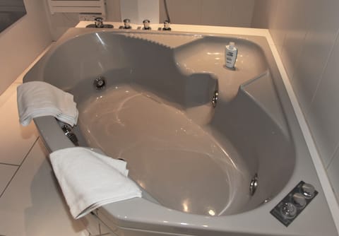 Suite (Left Shore Building) | Jetted tub